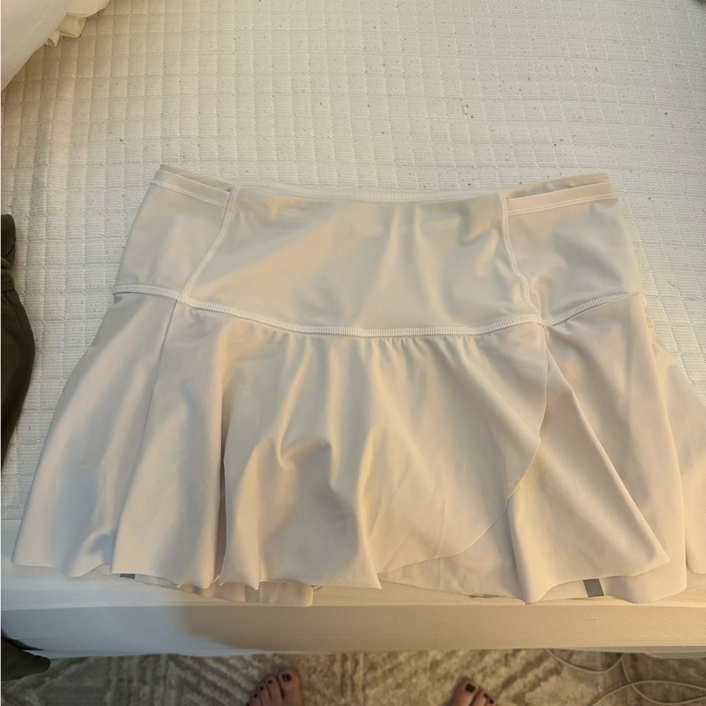 Lululemon white tennis skirt size 6